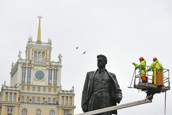 Промывка памятника Владимиру Маяковскому