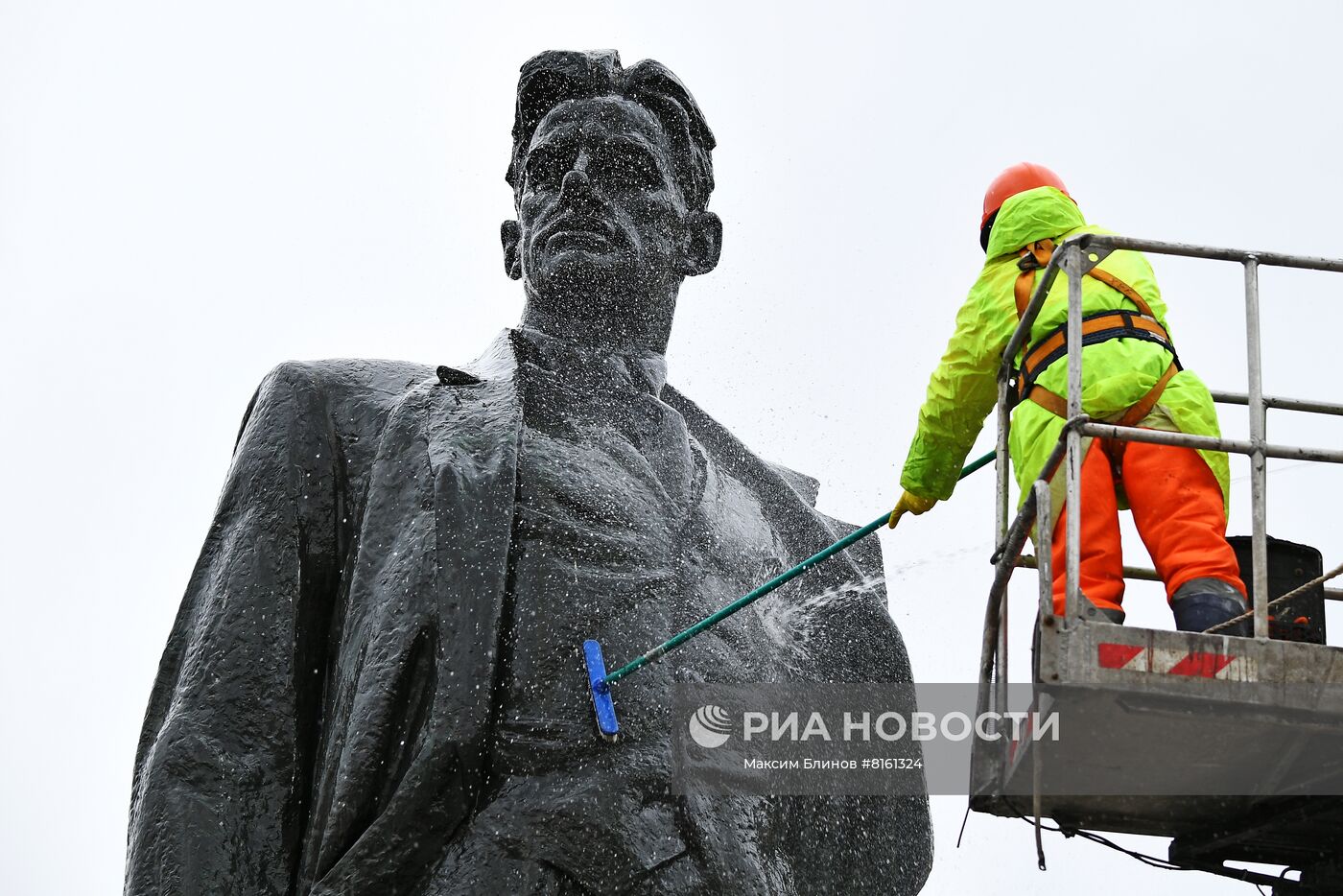 Промывка памятника Владимиру Маяковскому