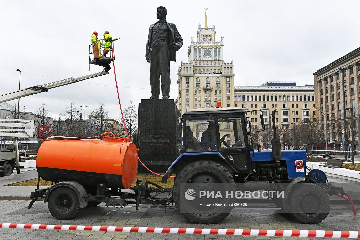 Промывка памятника Владимиру Маяковскому