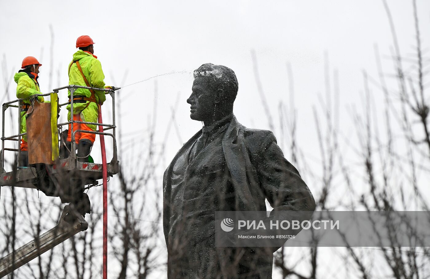 Промывка памятника Владимиру Маяковскому