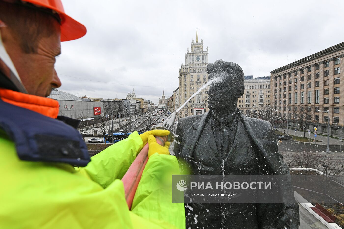 Промывка памятника Владимиру Маяковскому