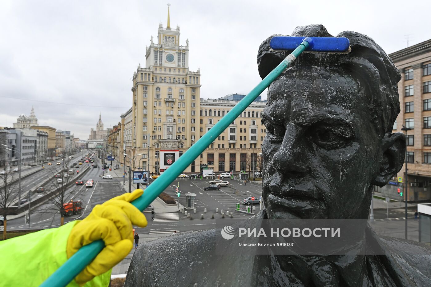 Промывка памятника Владимиру Маяковскому