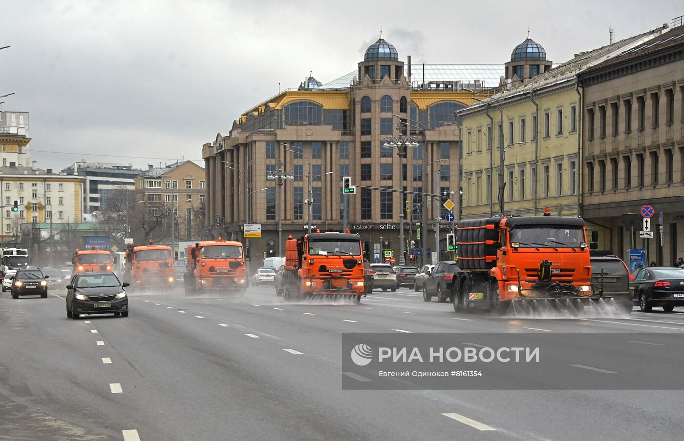 Промывка моющим средством дорог и тротуаров в Москве