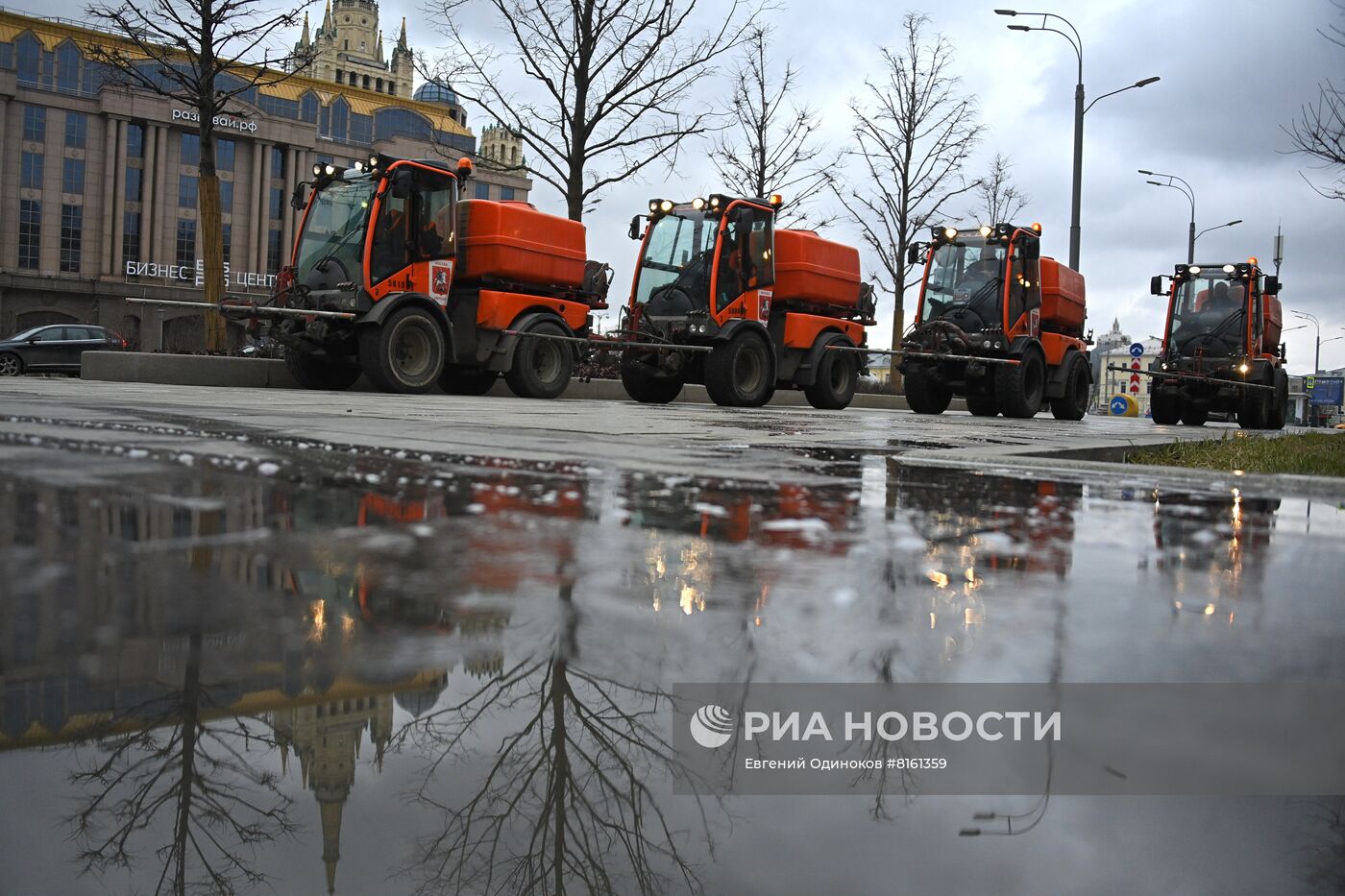 Промывка моющим средством дорог и тротуаров в Москве