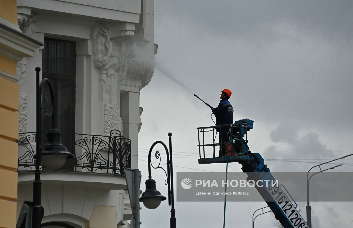 Промывка моющим средством дорог и тротуаров в Москве