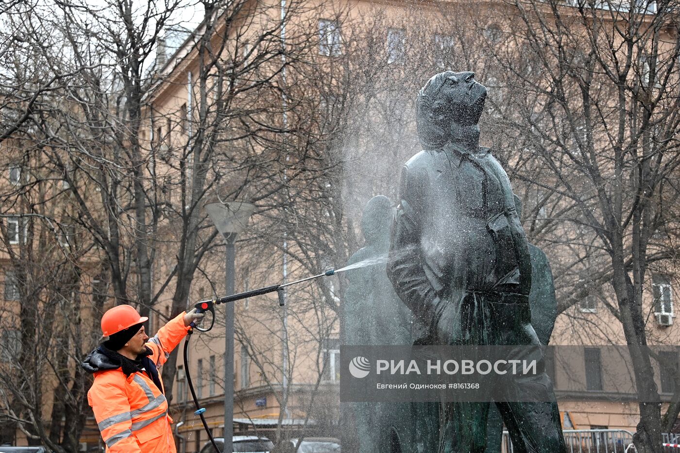 Промывка моющим средством дорог и тротуаров в Москве