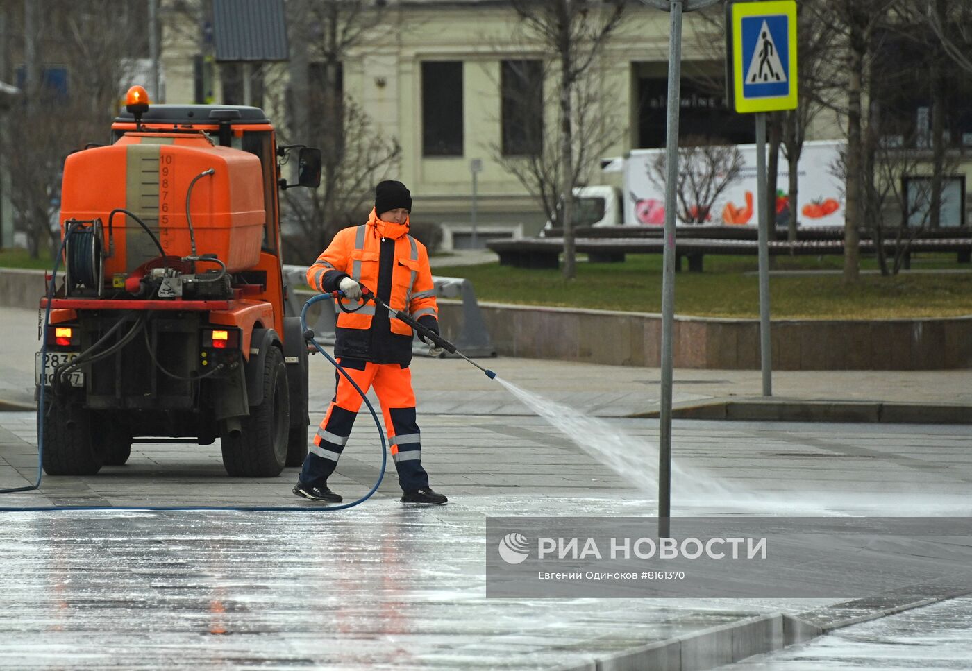 Промывка моющим средством дорог и тротуаров в Москве