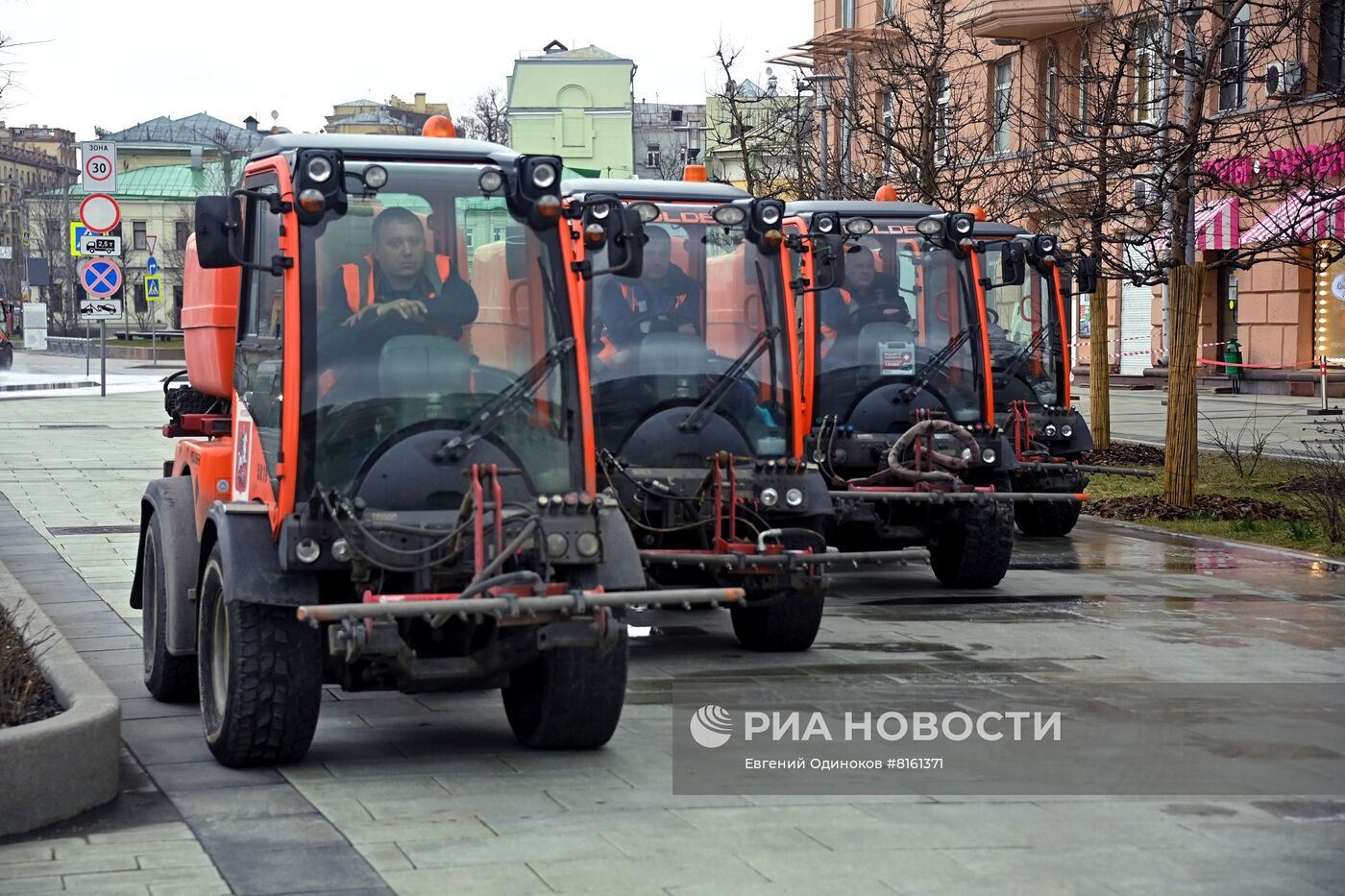 Промывка моющим средством дорог и тротуаров в Москве