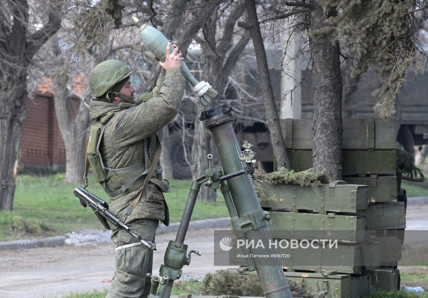 Бойцы НМ ДНР на передовой в Мариуполе