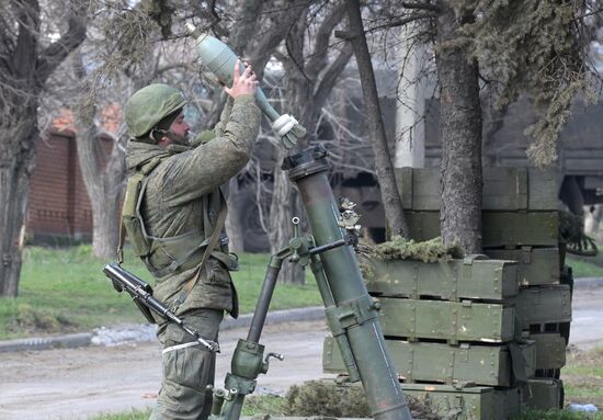 Бойцы НМ ДНР на передовой в Мариуполе