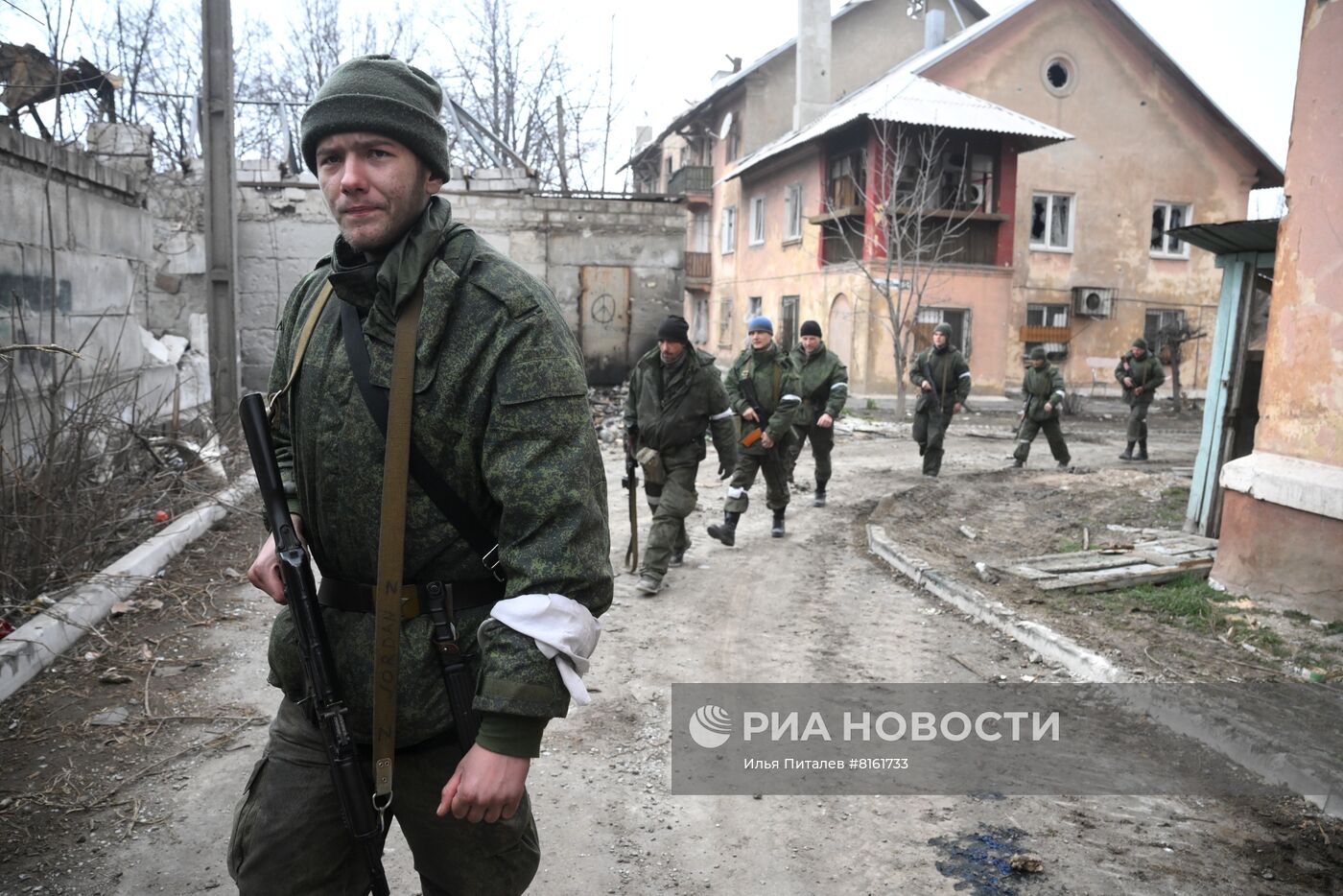 Бойцы НМ ДНР на передовой в Мариуполе