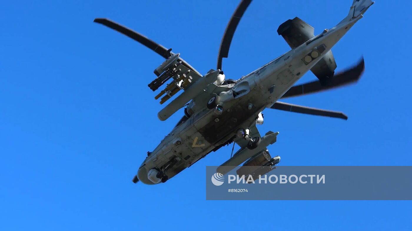 Вертолеты Ка-52 ВКС РФ уничтожили колонну боевой техники войск Украины