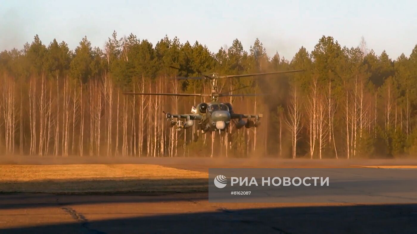 Вертолеты Ка-52 ВКС РФ уничтожили колонну боевой техники войск Украины