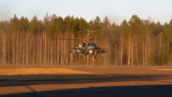 Вертолеты Ка-52 ВКС РФ уничтожили колонну боевой техники войск Украины