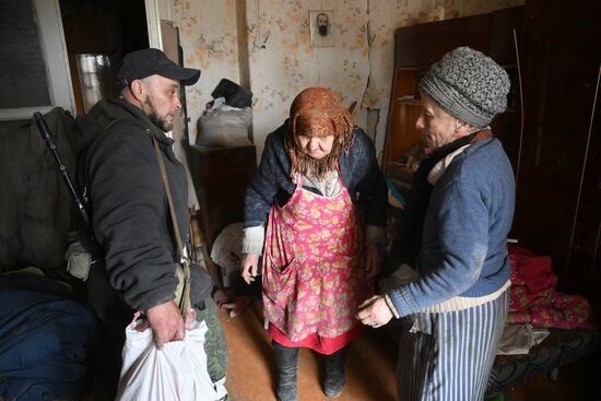 Бойцы НМ ДНР проводят эвакуацию мирных жителей Мариуполя