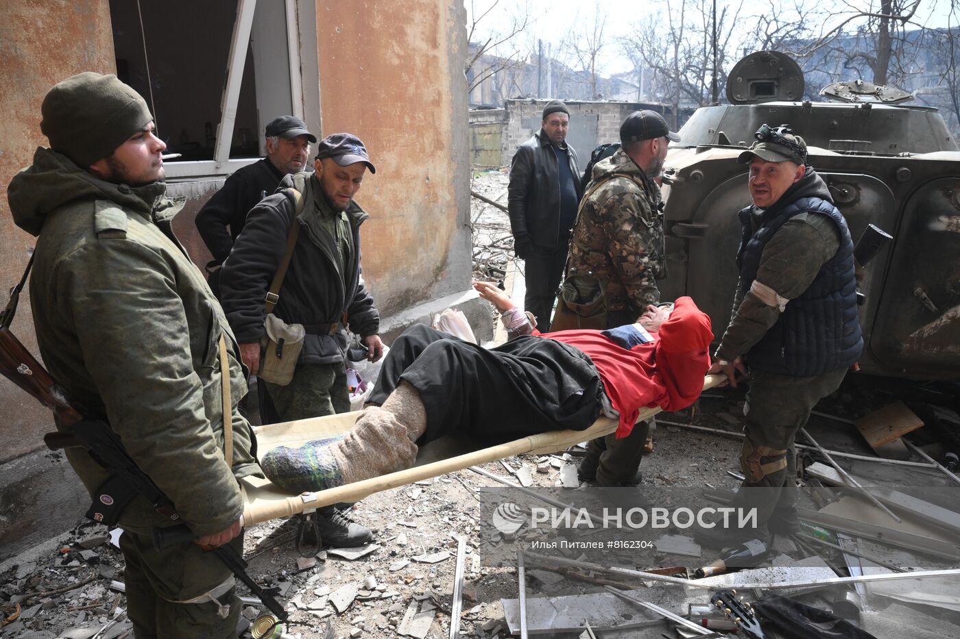 Бойцы НМ ДНР проводят эвакуацию мирных жителей Мариуполя