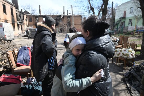 Бойцы НМ ДНР проводят эвакуацию мирных жителей Мариуполя