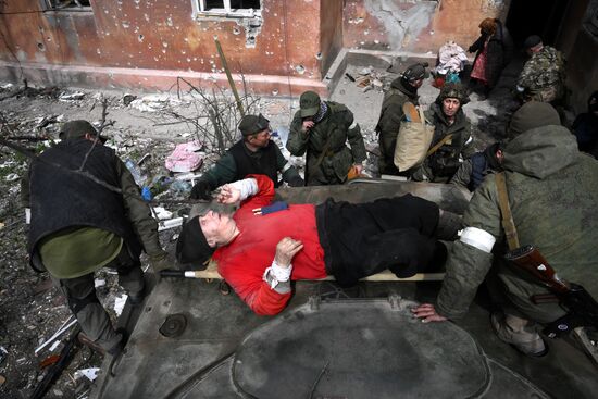 Бойцы НМ ДНР проводят эвакуацию мирных жителей Мариуполя