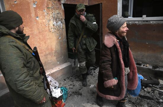 Бойцы НМ ДНР проводят эвакуацию мирных жителей Мариуполя