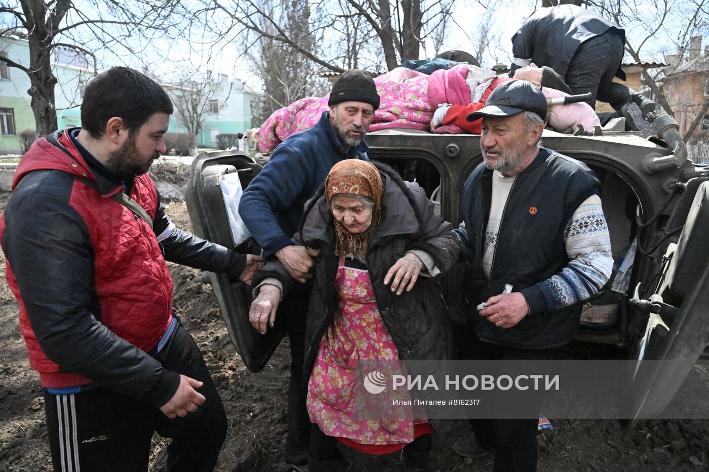 Бойцы НМ ДНР проводят эвакуацию мирных жителей Мариуполя
