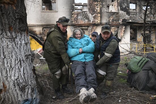 Бойцы НМ ДНР проводят эвакуацию мирных жителей Мариуполя