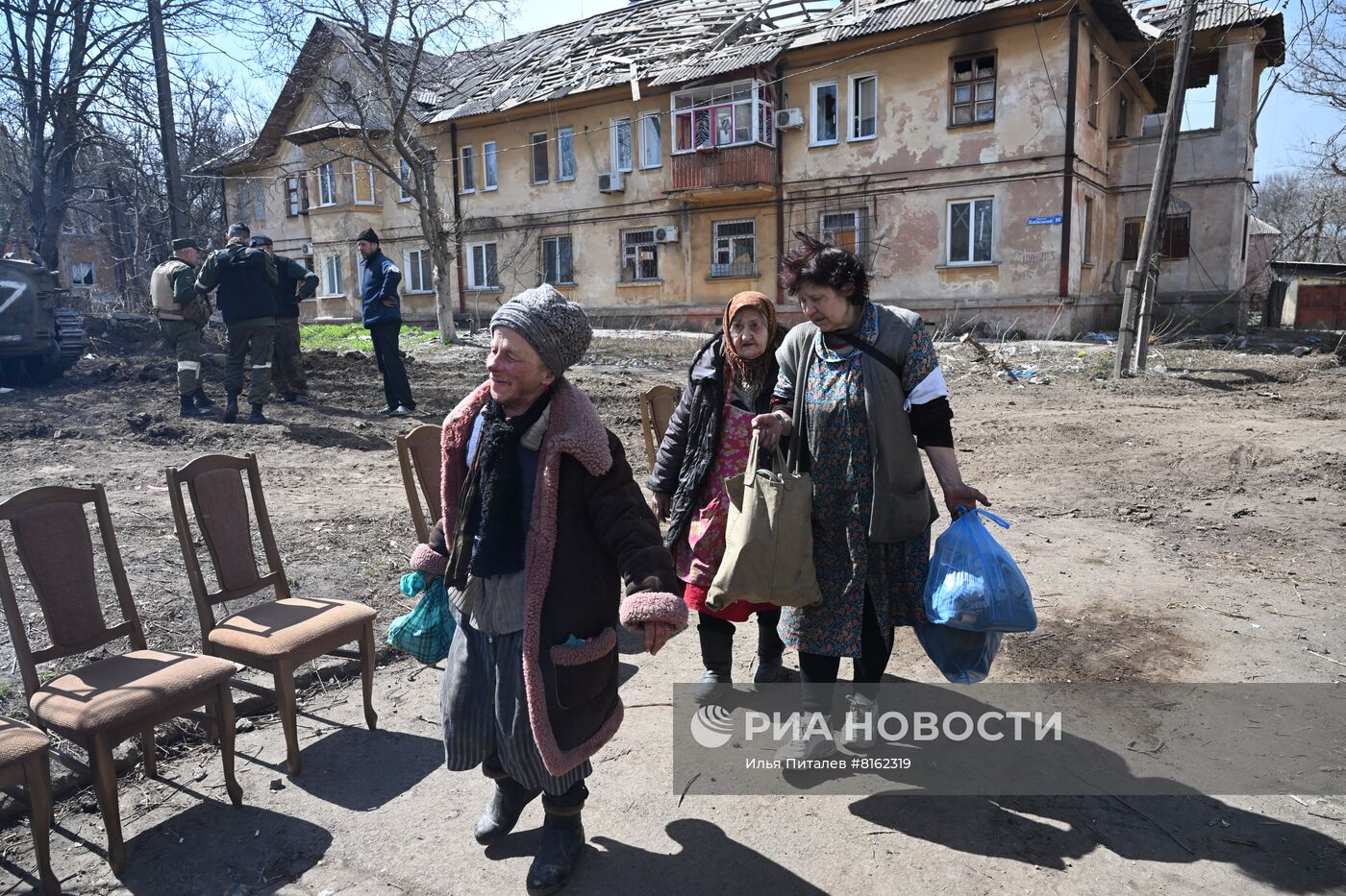 Бойцы НМ ДНР проводят эвакуацию мирных жителей Мариуполя