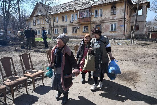 Бойцы НМ ДНР проводят эвакуацию мирных жителей Мариуполя
