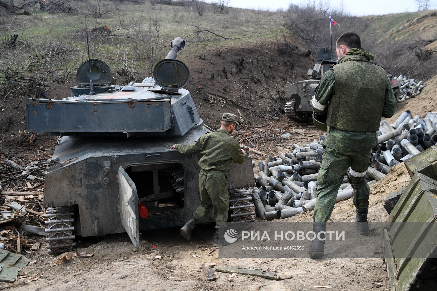 Работа самоходной артиллерии по позициям ВСУ в ЛНР
