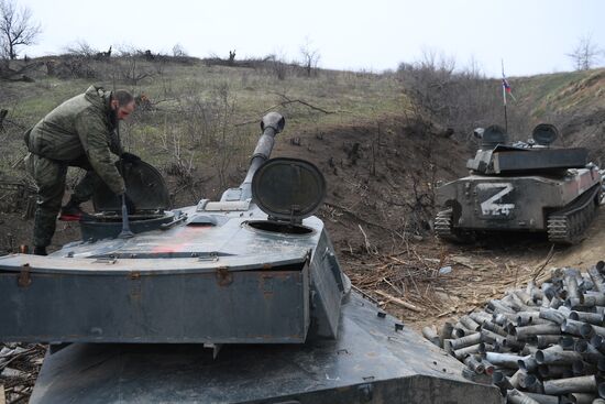 Работа самоходной артиллерии по позициям ВСУ в ЛНР
