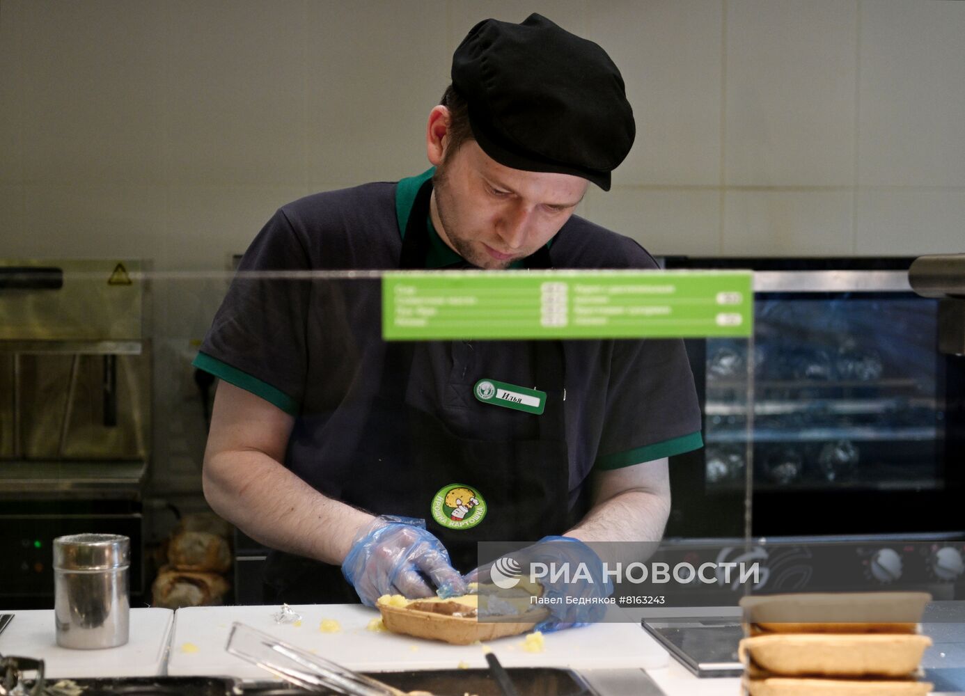 Работа ресторана быстрого питания "Крошка Картошка" в Москве