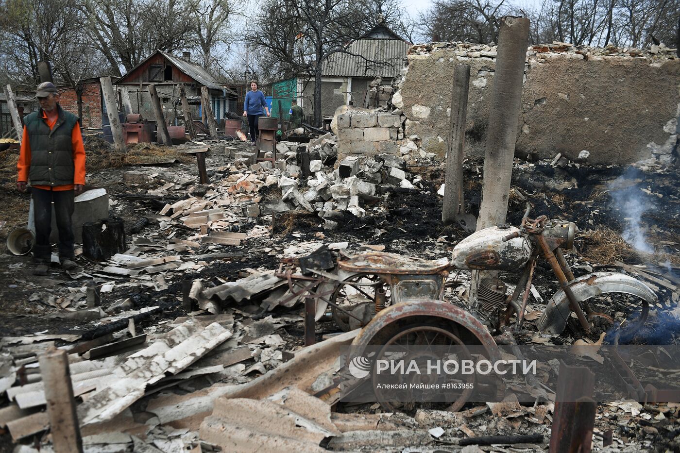 Последствия обстрела населенного пункта Фрунзе в ЛНР