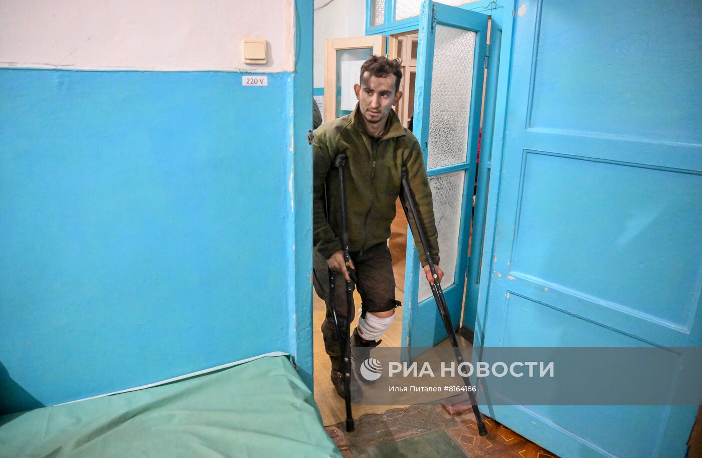 Военнопленным ВСУ оказывают помощь в Новоазовской ЦРБ