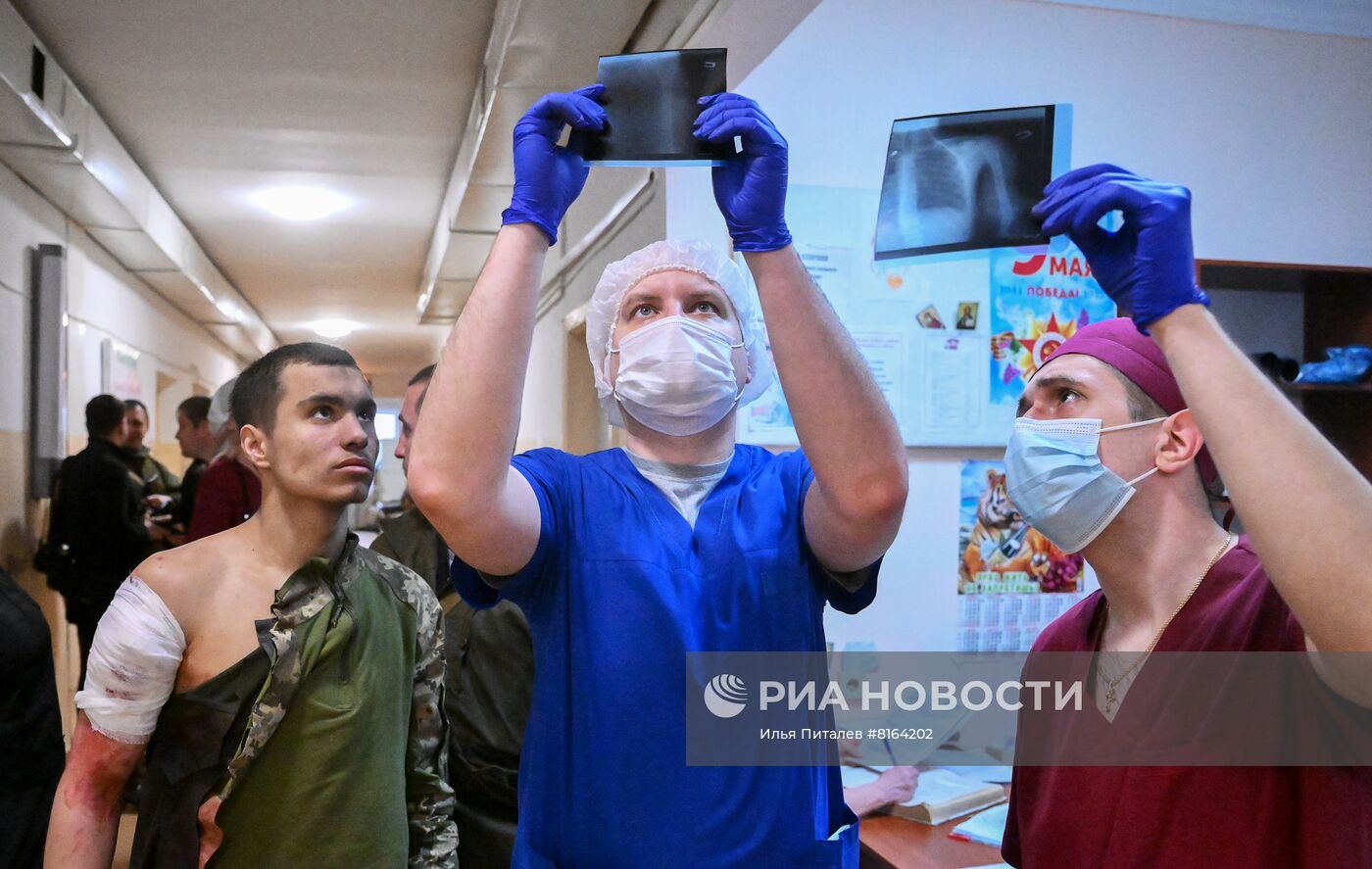 Военнопленным ВСУ оказывают помощь в Новоазовской ЦРБ