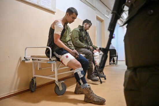 Военнопленным ВСУ оказывают помощь в Новоазовской ЦРБ