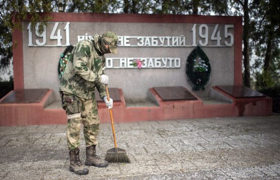 Военнослужащие Росгвардии благоустраивают воинские мемориалы в Херсонской области