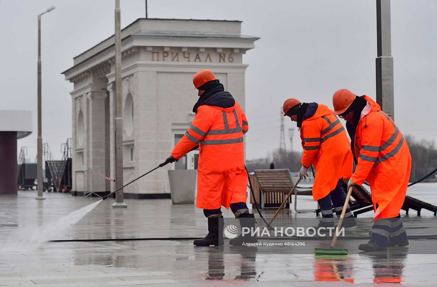 Подготовка причалов Северного речного вокзала к началу навигации