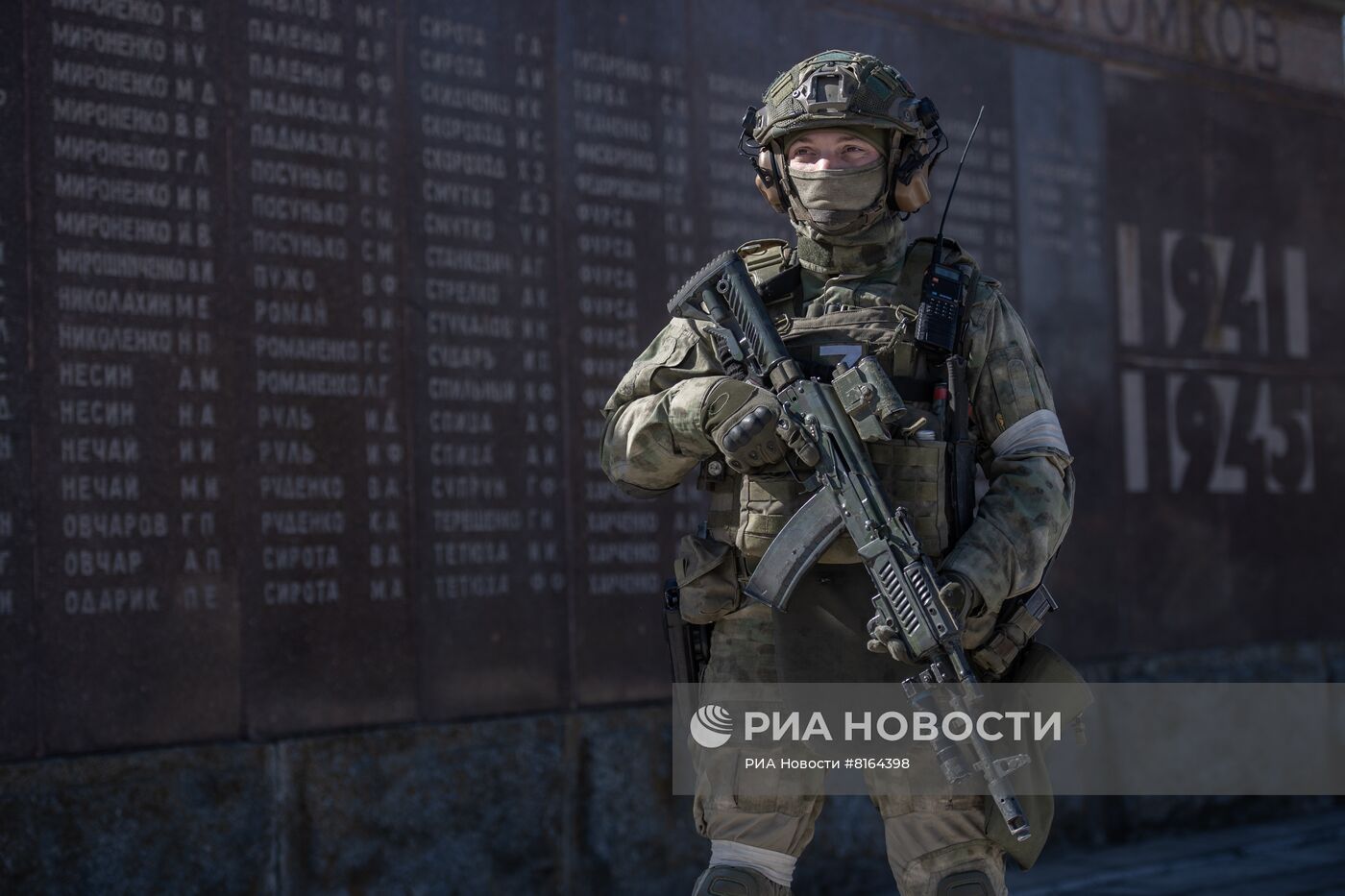 Военнослужащие Росгвардии благоустраивают воинские мемориалы в Херсонской области