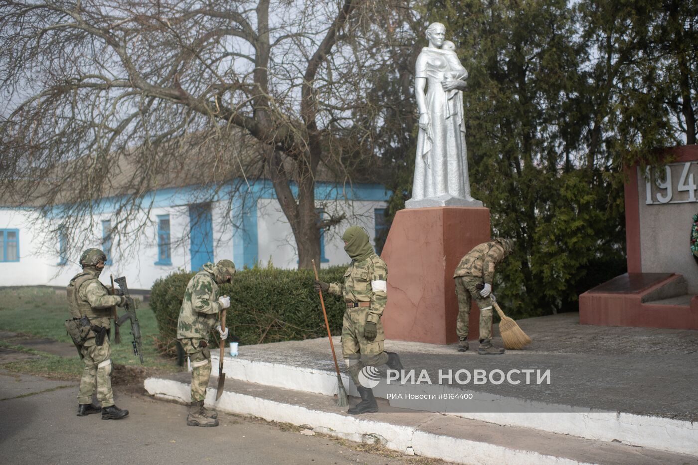 Военнослужащие Росгвардии благоустраивают воинские мемориалы в Херсонской области