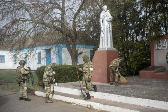 Военнослужащие Росгвардии благоустраивают воинские мемориалы в Херсонской области