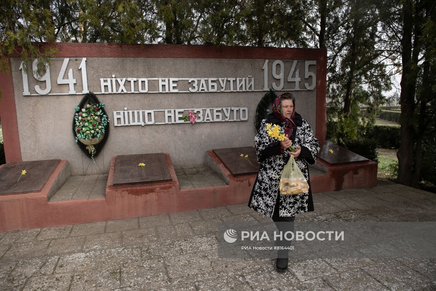 Военнослужащие Росгвардии благоустраивают воинские мемориалы в Херсонской области