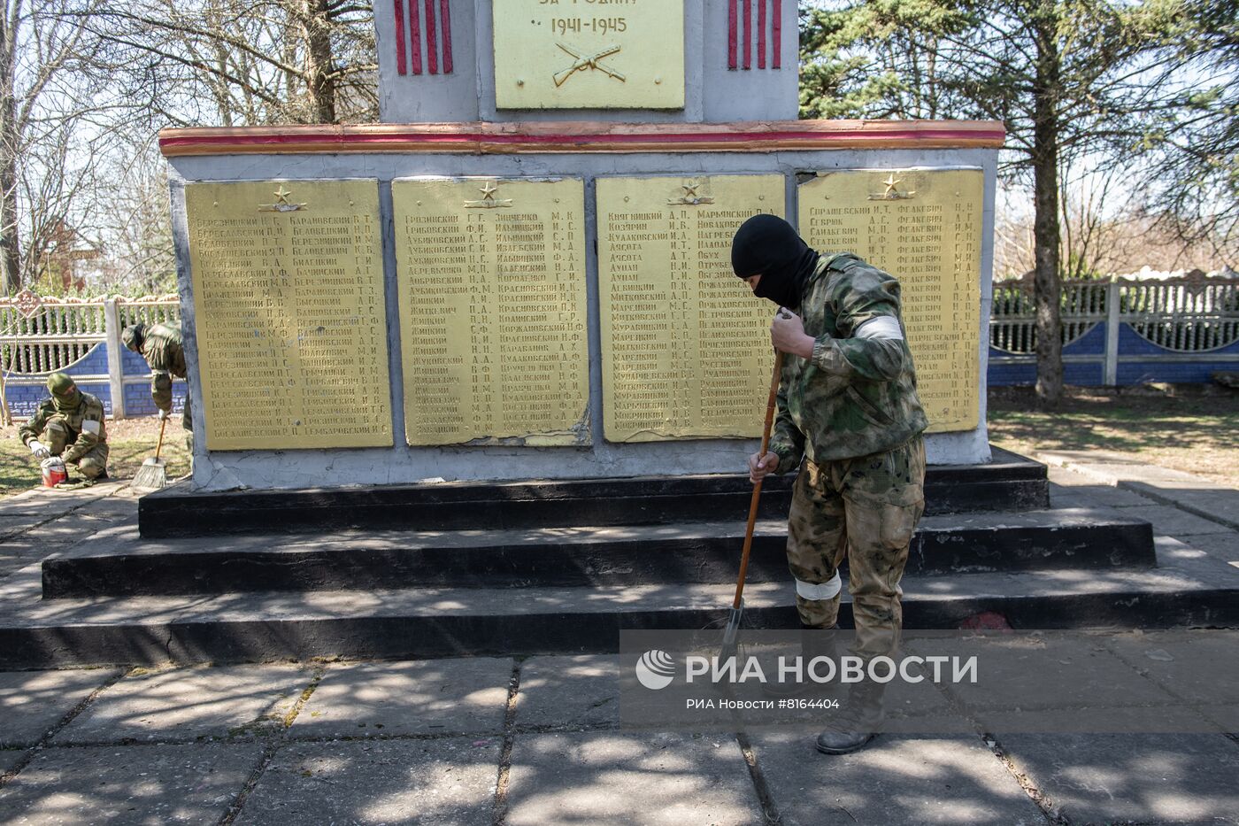 Военнослужащие Росгвардии благоустраивают воинские мемориалы в Херсонской области