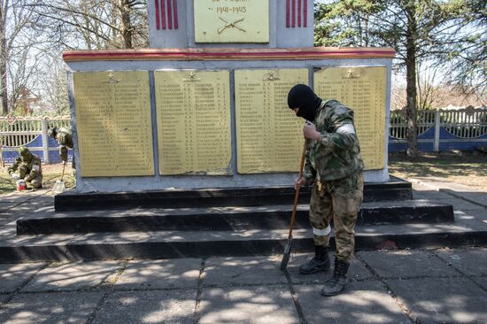 Военнослужащие Росгвардии благоустраивают воинские мемориалы в Херсонской области