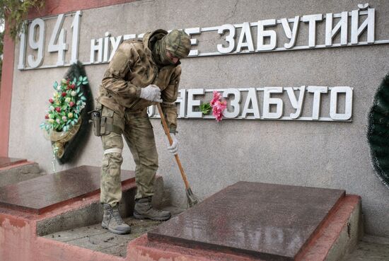 Военнослужащие Росгвардии благоустраивают воинские мемориалы в Херсонской области