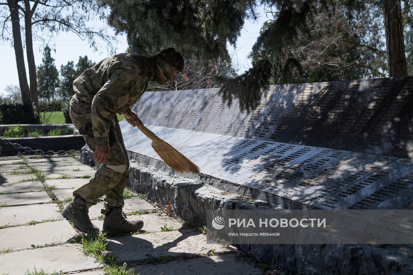 Военнослужащие Росгвардии благоустраивают воинские мемориалы в Херсонской области