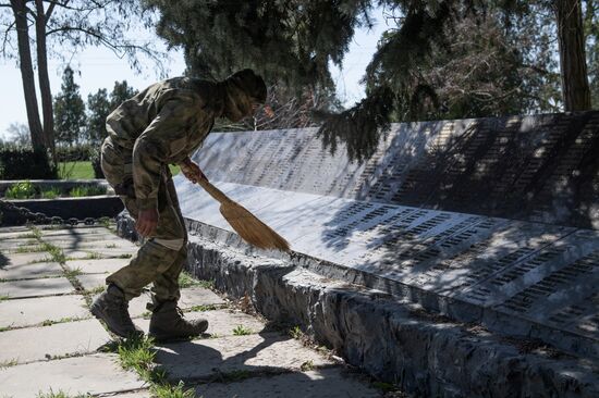 Военнослужащие Росгвардии благоустраивают воинские мемориалы в Херсонской области