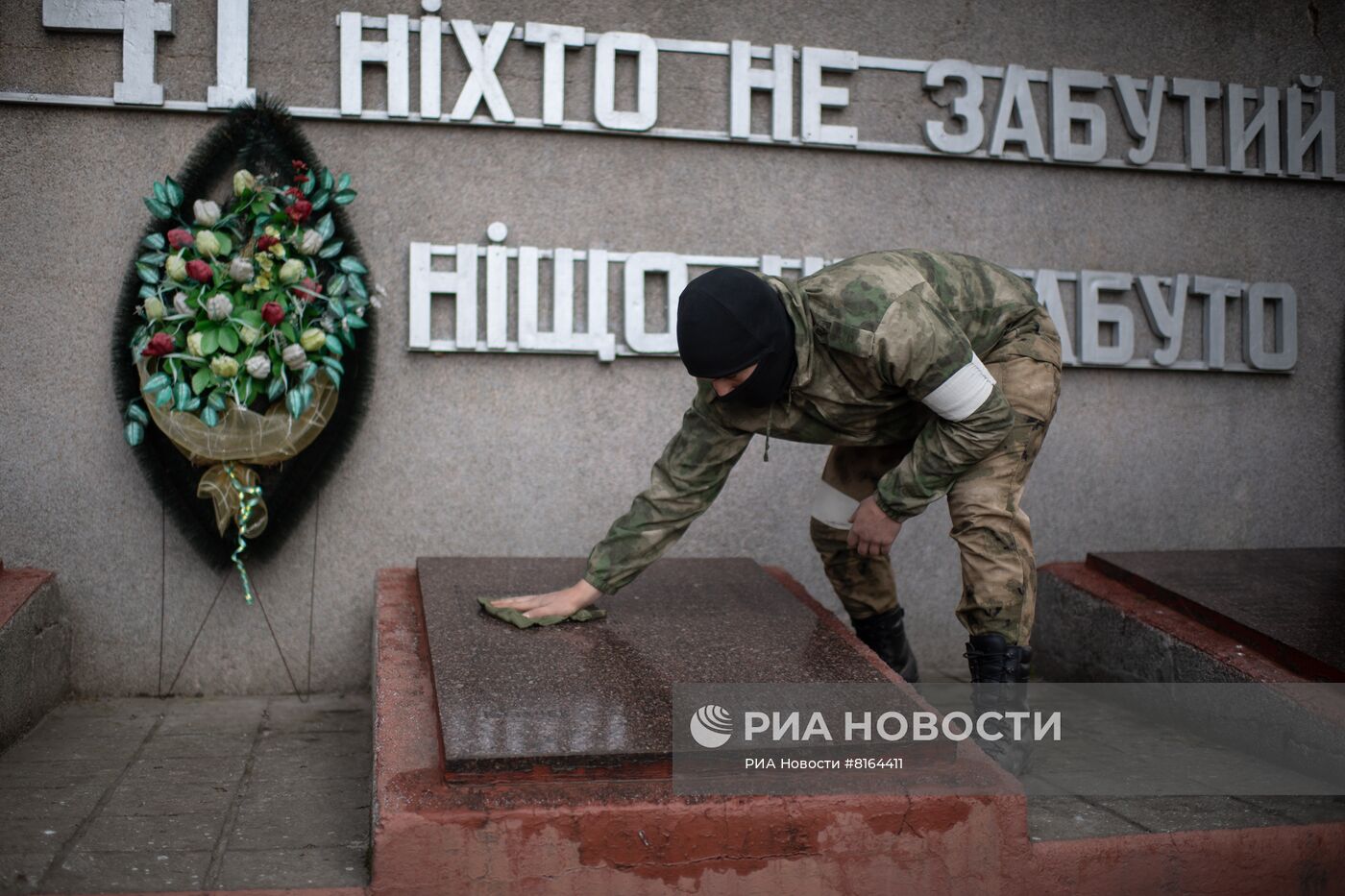 Военнослужащие Росгвардии благоустраивают воинские мемориалы в Херсонской области