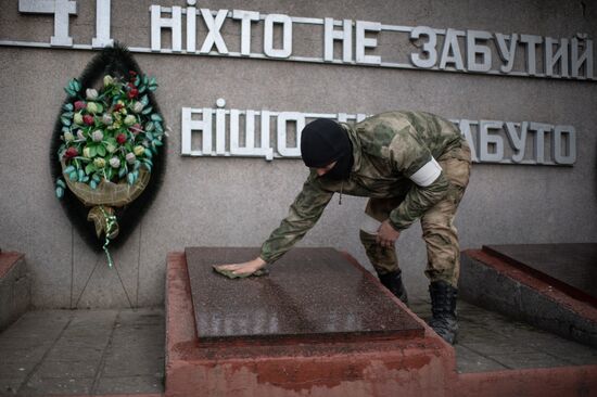 Военнослужащие Росгвардии благоустраивают воинские мемориалы в Херсонской области