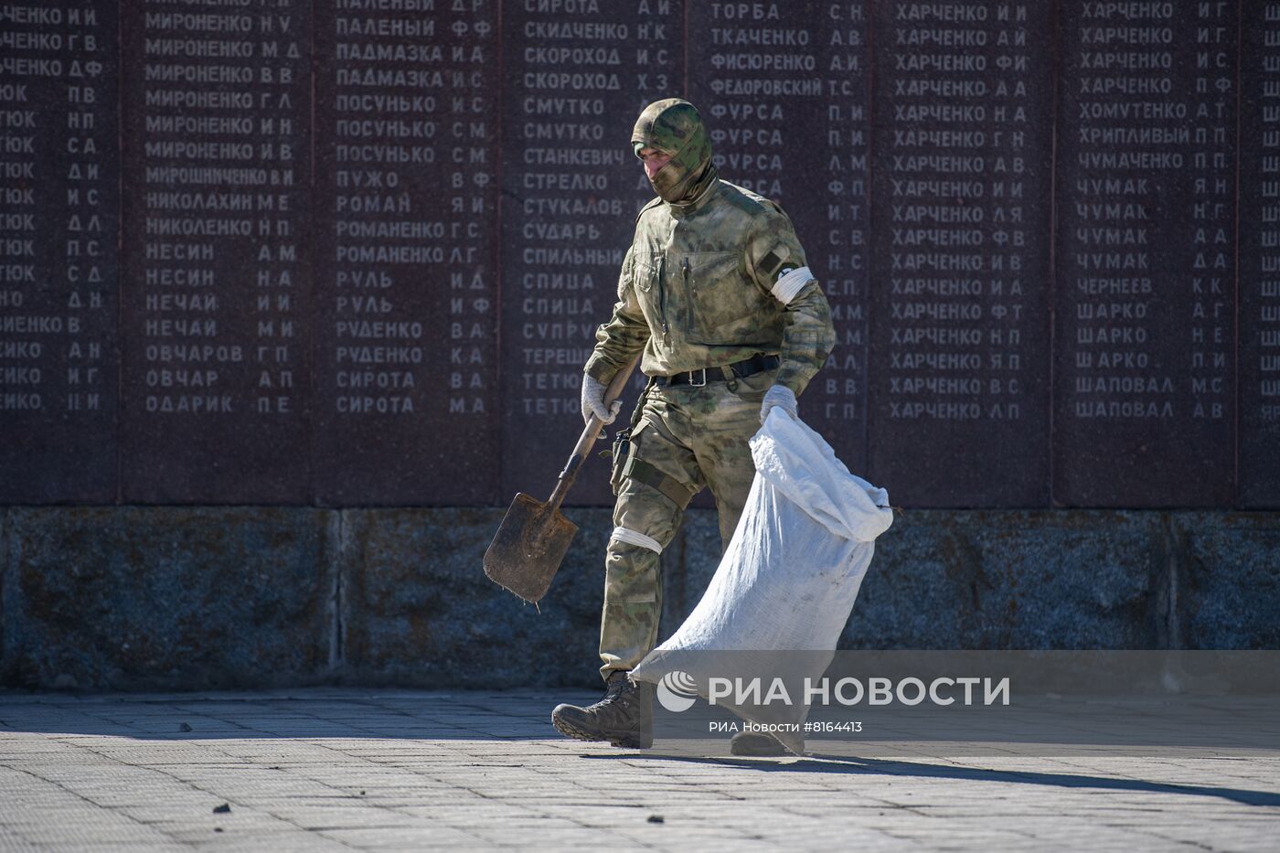 Военнослужащие Росгвардии благоустраивают воинские мемориалы в Херсонской области