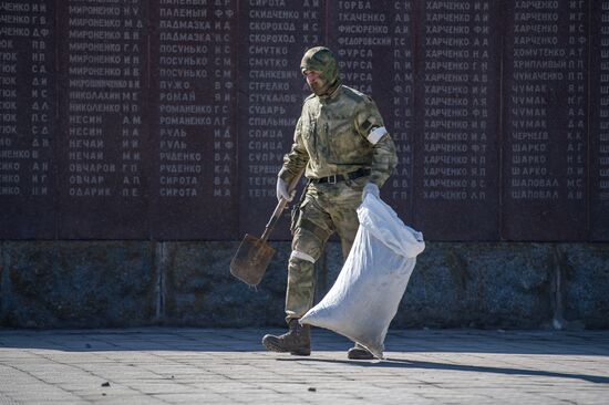 Военнослужащие Росгвардии благоустраивают воинские мемориалы в Херсонской области