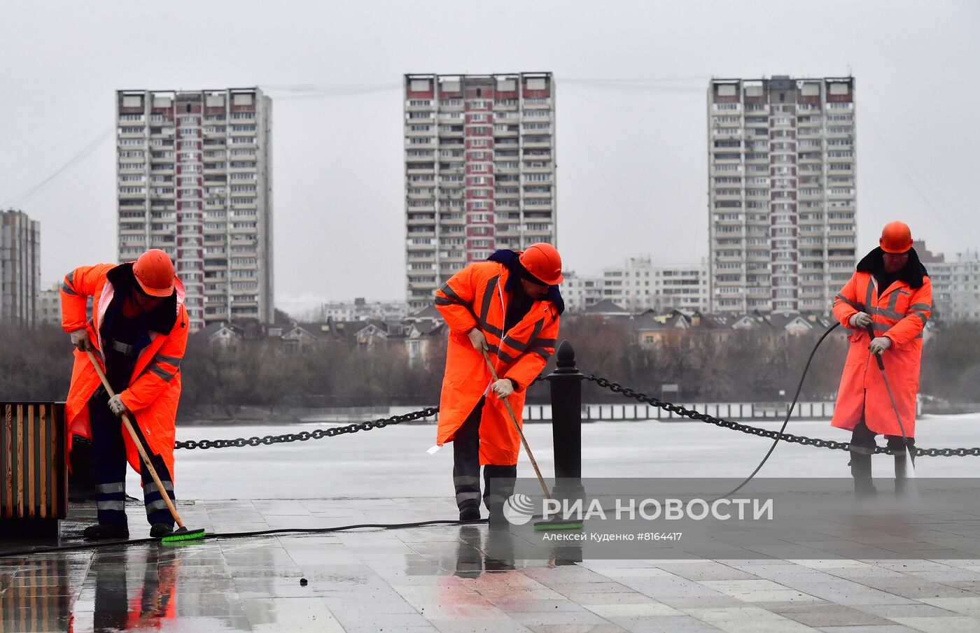 Подготовка причалов Северного речного вокзала к началу навигации